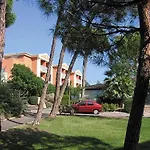 Lagrange Le Domaine Des Grands Pins 2* Saint-Raphaël